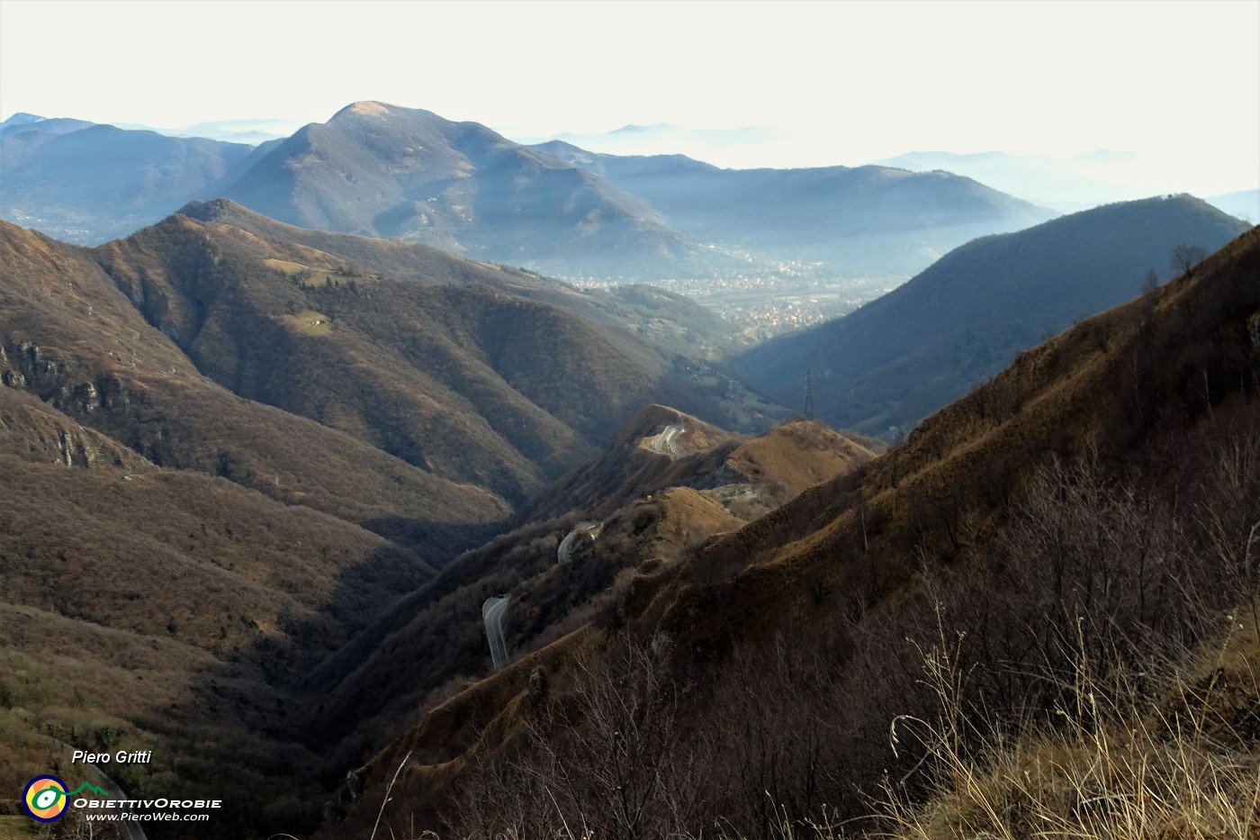 32 Valle del Carso con la strada a serpentina Nembro-Selvino.JPG